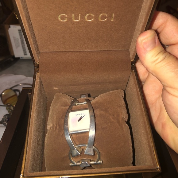 GUCCI Chiodo SOLID SILVER Ladies Watch YA123501 - Picture 5 of 8